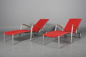 Par liggestolesolvogne, rødt polyrattan. 2
