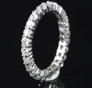 Alliancering, 14 kt hvidguld. Diamanter ca. 0.77 ct.