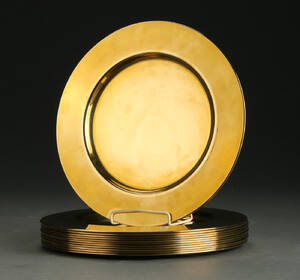 Tolv dækketallerkener af messing 12  Denne vare er sat til omsalg under nyt varenummer 4181537