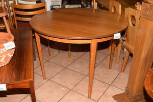 Matbord diam 105 cm, H 75 cm  5 st stolar teak