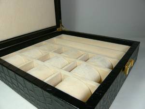 Uhrenbox mit schwarzem Leder, Krokoprägung