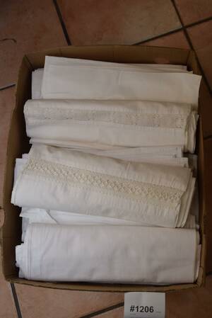 Lakan med spets och vitbroderier, parti