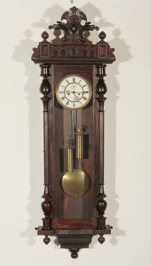 Vægur i kasse af nøddetræspoleret træ