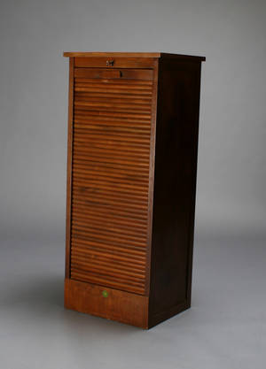 Dansk møbelproducent. Jalousiskab