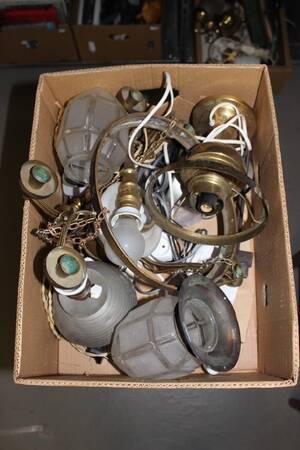 Låda med diverse lampor