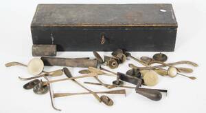Parti gjutningsföremål i låda, 1800-tal