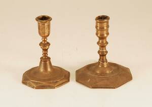 LJUSSTAKAR TVÅ ST BAROCK MÄSSING 1700-TAL DEN STÖRRE MED SMÄRRE BRISTNINGAR I FOT, HÖ 17,5 CM