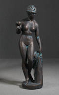 Figur. Nøgen kvinde med æble, bronzepatineret