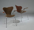 Arne Jacobsen. Par armstole, model 3207. 2