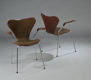 Arne Jacobsen. Par armstole, model 3207. 2