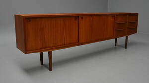 Dansk møbelproducent. Lav skænk i teak