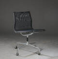   Charles Eames.  En stol fra serien  Aluminium Group  model EA-106