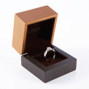 Ring 18 k vitguld briljantslipade diamanter 0,90ct