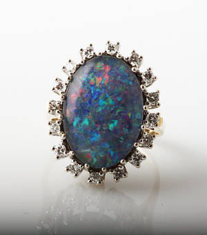 Opal- og brillantring af 18 kt. guld og hvidguld