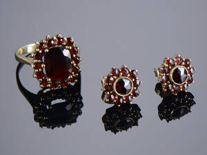 Ring samt ørestikker af guld med granater 3