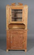 Vitrineskab med overdel, udført i fyr. Sidst 1800-tallet. 2