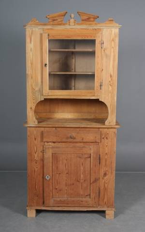 Vitrineskab med overdel, udført i fyr. Sidst 1800-tallet. 2