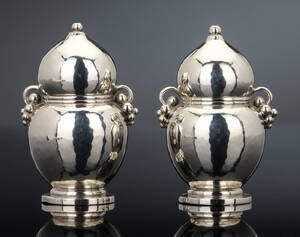 Georg Jensen. Et par saltbøsser af sterlingsølv, dessin nr. 724 2