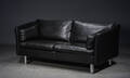2 ½ pers sofa med sort læder, runde ben af stål