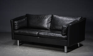 2 ½ pers sofa med sort læder, runde ben af stål