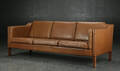Tre-personers sofa, patineret brunt læder, dansk møbelproducent