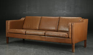 Tre-personers sofa, patineret brunt læder, dansk møbelproducent