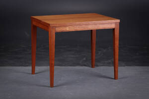 Dansk møbelproducent. Sidebord af teak