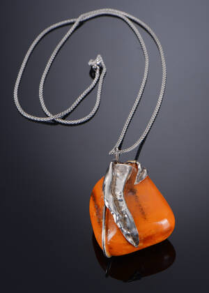 Halskæde af sølv med vedhæng af rav Denne vare er sat til omsalg under nyt varenummer 4753953