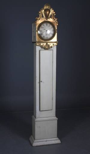 Standur med kasse i hvidmalet træ. Start 1800-tallet.