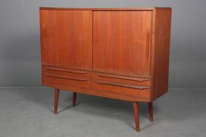 Dansk møbelproducent. Skænk med skuffer, teak. Midt 1900-tallet.