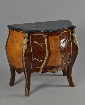 Byrå med stenskiva i rokokostil