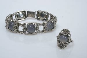 Armbånd samt ring i sølv m. cabouchonslebne opaler.