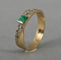 Ring med smaragd och diamanter