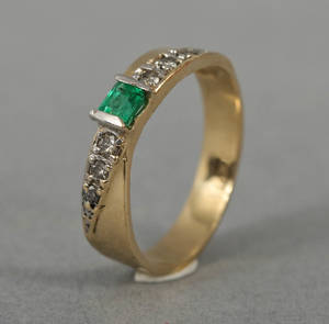 Ring med smaragd och diamanter