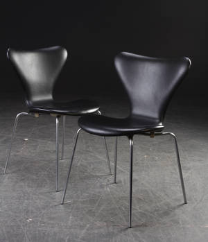 Arne Jacobsen 1901-1972. Par syverstole model 3107 i sort læder 2
