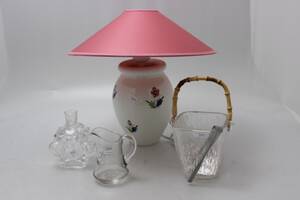 Bordslampa, ishink, gräddkanna och ljusstake