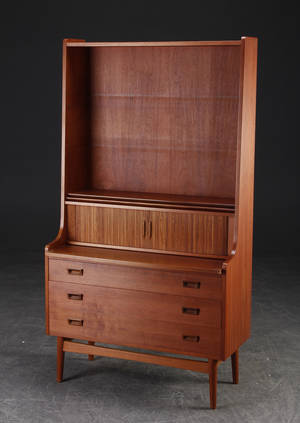 Dansk møbelproducent. Reol af teaktræ