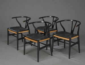 Hans J. Wegner. Fire Y stole med hynder, model CH24 4 