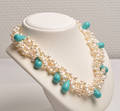 Collier med ferskvands kulturperler og howlite