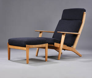 Hans J. Wegner. Høj lænestol Model GE290A med skammel