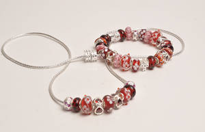 Charlotte Borgen, collier og armbånd med charms 2