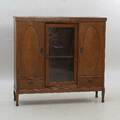 VITRINSKÅP, tre dörrar, 1900-talets början. 