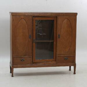 VITRINSKÅP, tre dörrar, 1900-talets början. 