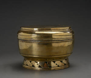 Orientalsk beholder af messing, 18001900-tallet. 