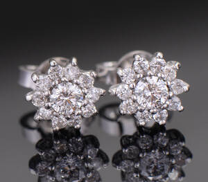 Rosettørestikker udført i 18 kt. hvidguld prydet med brillanter samlet ca. 0.44 ct. 2