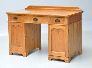 Skrivebord af fyrretræ og eg