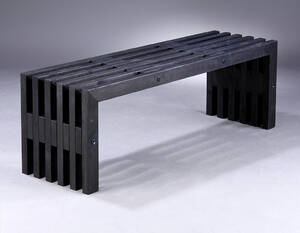 Bænk, dansk produceret Trallebænk af ral 9005 matsortbejset miljørigtigt dansk træ  Denne vare er sat til omsalg under nyt varenummer 4590505