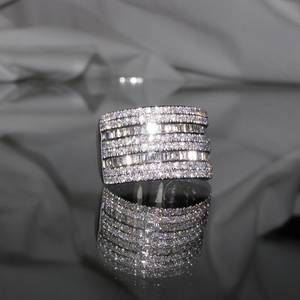 Weißgoldener Ring mit Brillanten und Diamanten