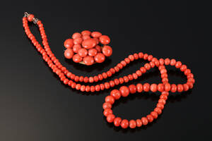 Halskæde og broche af koralperler. 2