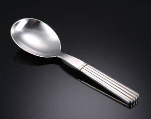 Georg Jensen, Bernadotte, serveringsske med skaft af sterlingsølv
